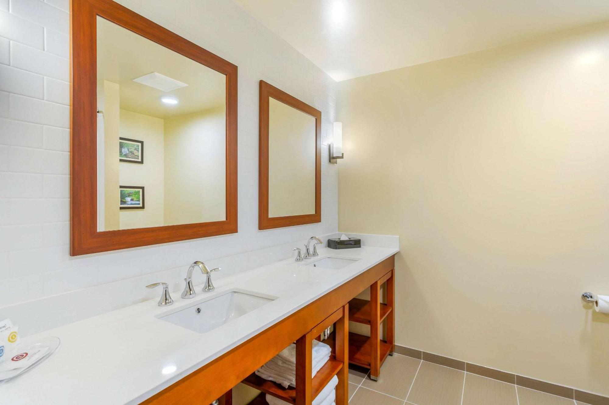 Comfort Suites Burlington Near I-5 מראה חיצוני תמונה